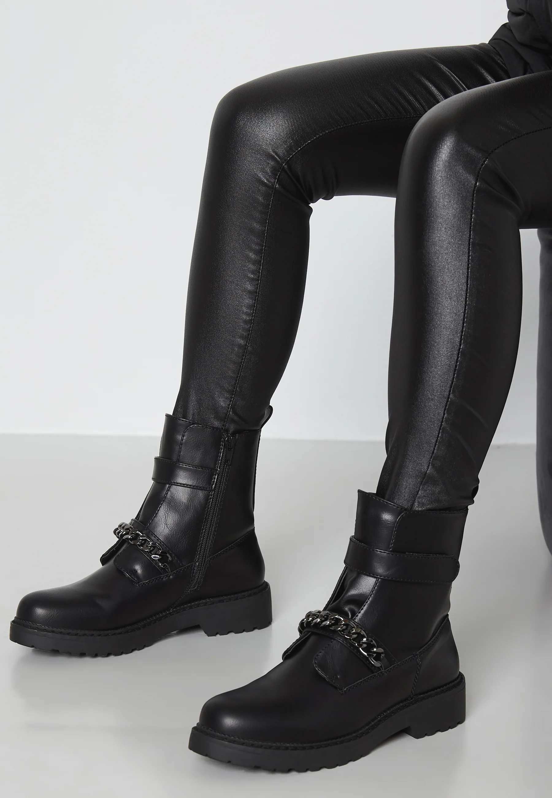 Delpha Chain Boot
