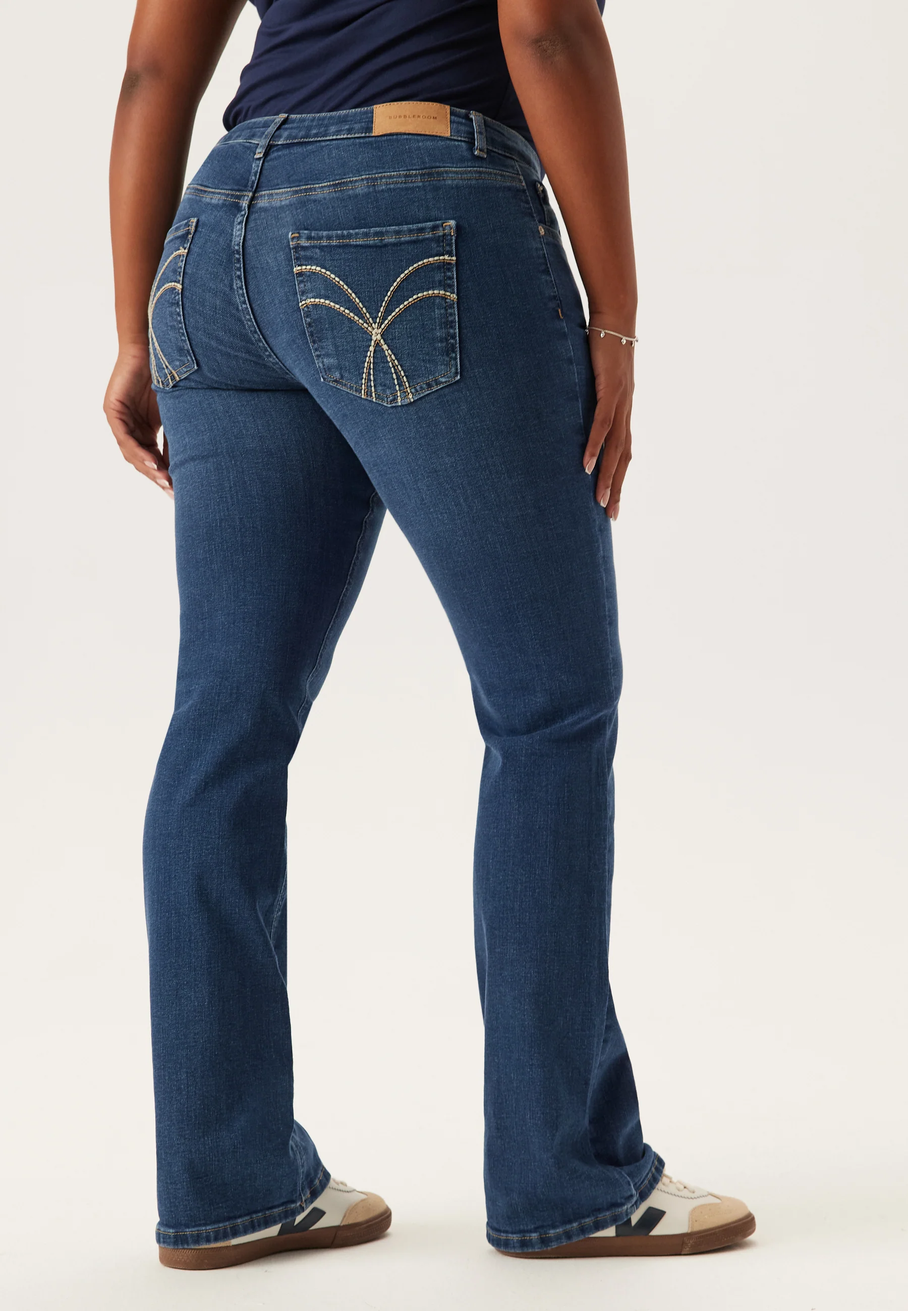 Low Embroidery Pocket Jeans - Image 8
