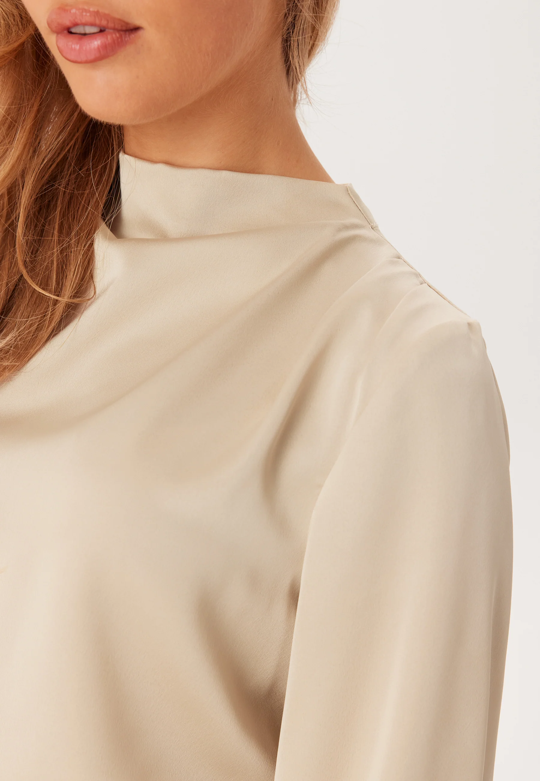 Vilutto High Neck Top - Image 4